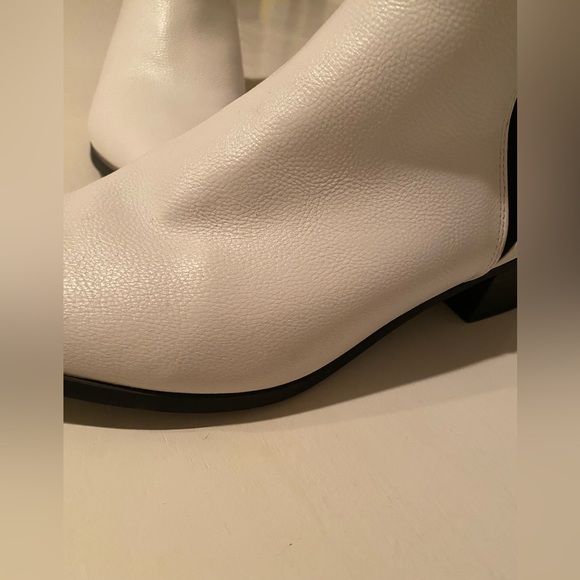 White boots - Picture 9 of 11